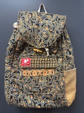 Printed Drawstring Backpack in Black & Tan